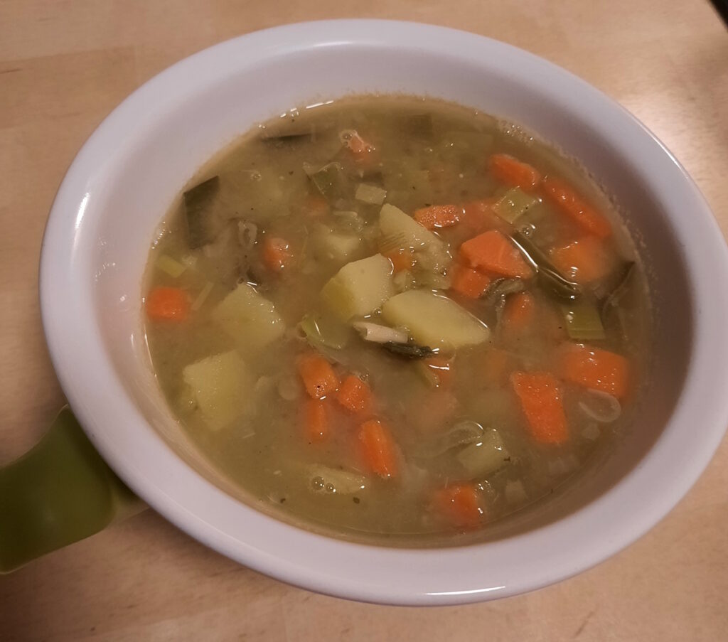 Eine Schale mit klassischer (veganer) Erbsensuppe.