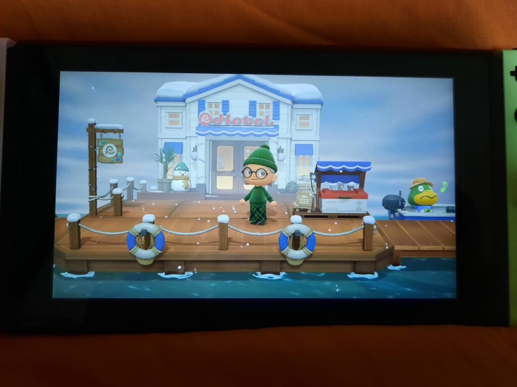 Ein Animal-Crossing-Screenshot, der das im Januar neu eingeführte Hotel am Steg zeigt.