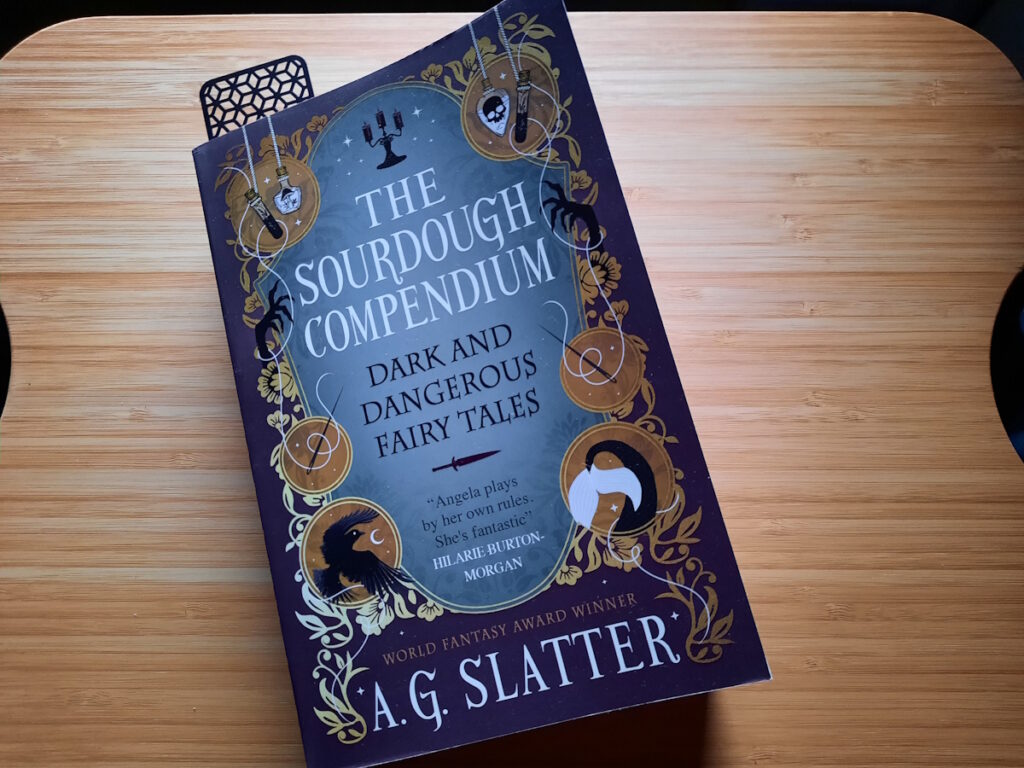 Die Taschenbuchausgabe von "The Sourdough Compendium" von A. G. Slatter. Der Untertitel lautet Dark and Dangerous Fairy Tales.