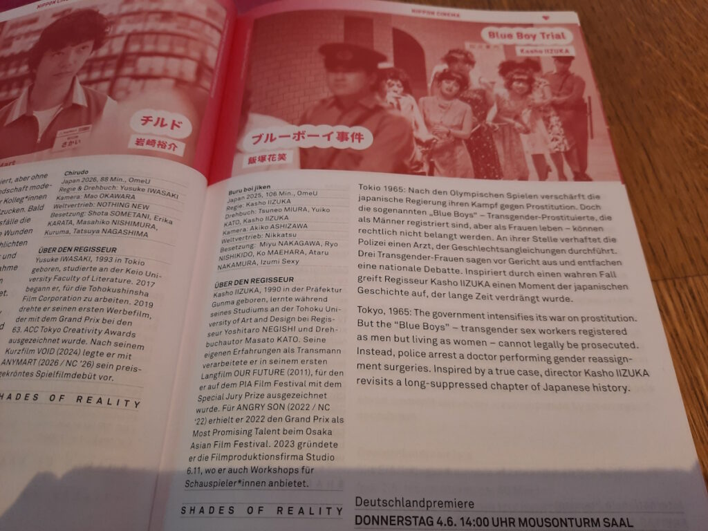 Der Programmeintrag zu dem Film Blue Boy Trial. Das dazugehörige Bild zeigt einen Polizisten und dahinter eine Schlange von Frauen. Die Kleidung der Frauen ist im Stil der 1960er Jahre und auch die Frisuren deuten auf die Zeit hin.
