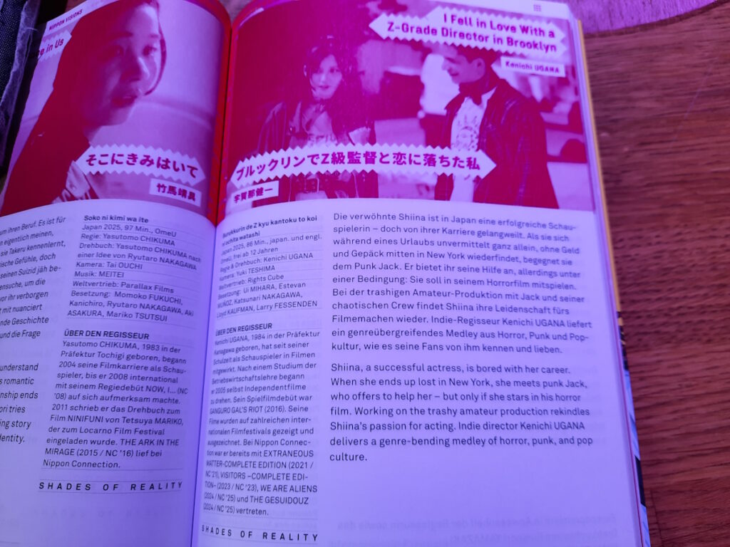 Der Programmeintrag zu dem Film "I Fell in Love With a Z-Grad Director in Brooklyn". Das dazugehörige Bild zeigt eine japanische junge Frau und einen jungen Amerikaner, der wie ein Punk gekleidet ist.