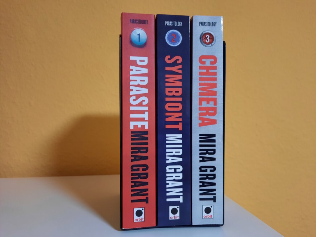 Die Parasite-Trilogie von Mira Grant. Von links nach rechts die Titel Parasite, Symbiont und Chimera.