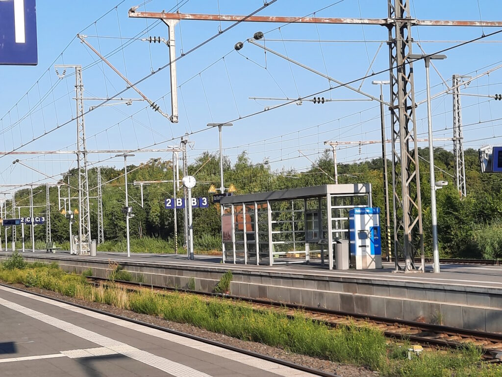Blick vom Bahnhof über die Gleise auf den gegenüberliegenden Bahnsteig.