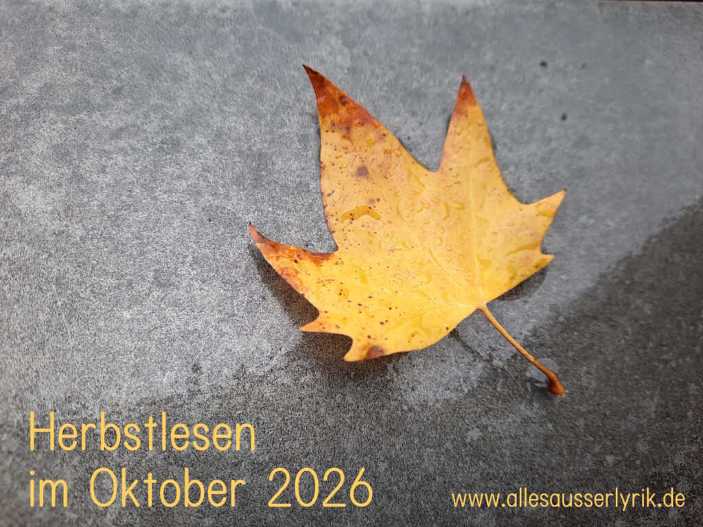 Ein goldgelbes Blatt auf grauem Asphaltboden. Darunter der Text Herbstlesen im Oktober 2026