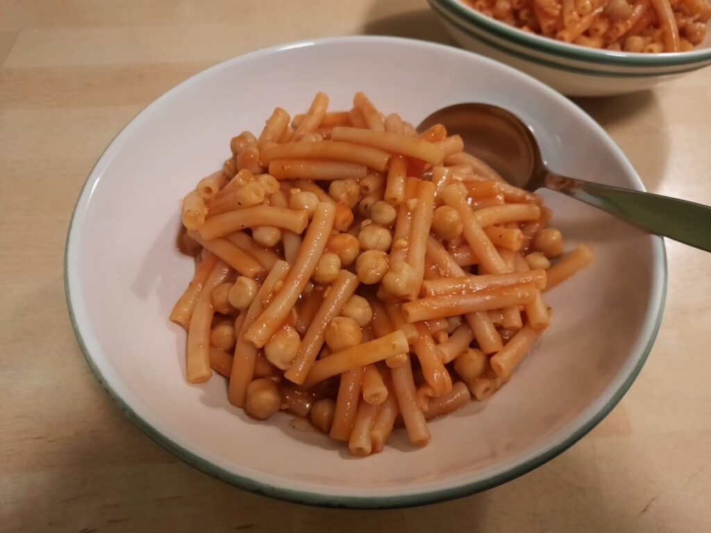 Eine cremefarbende Schale mit Chickpea One Pot Pasta.