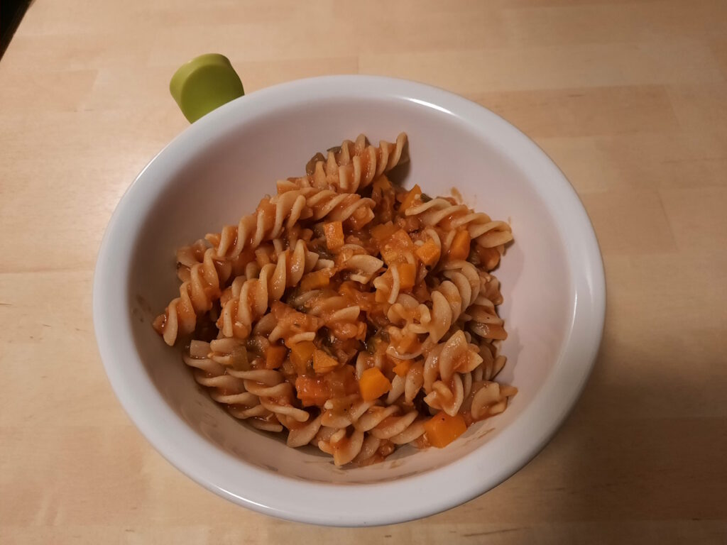 Eine Schale mit Nudeln und Linsen-Bolognese.
