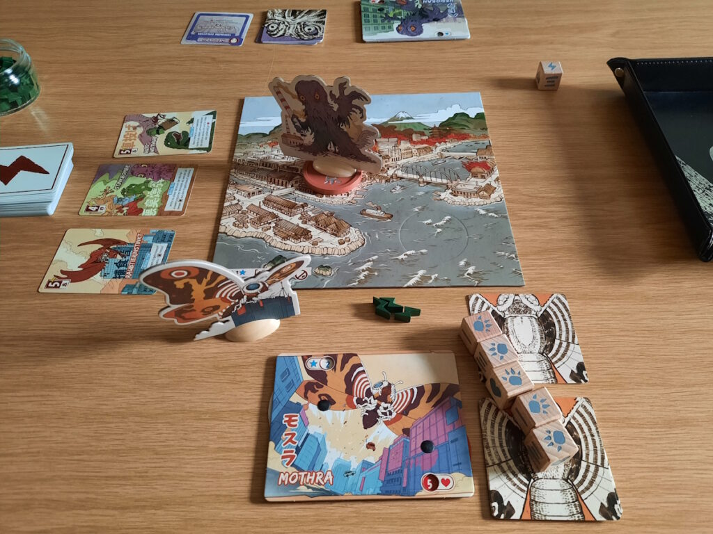 Eine weitere Runde mit "King of Tokyo Godzilla". Dieses Mal spiele ich mit Mothra, während mein Mann Hedorah spielt.